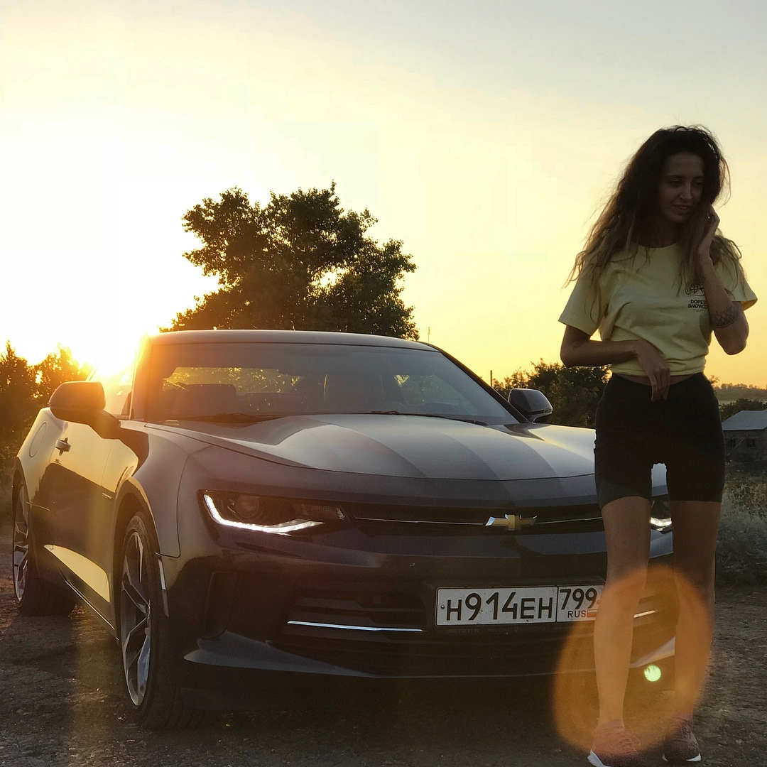 Девушка за рулем Chevrolet Camaro