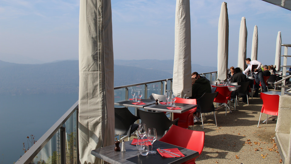 Желающих пообедать в таком оригинальном месте оказалось немало. — Audi A4 (B9)