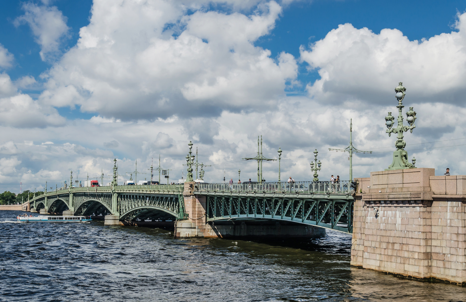 Троицкий мост через Неву в Санкт-Петербурге