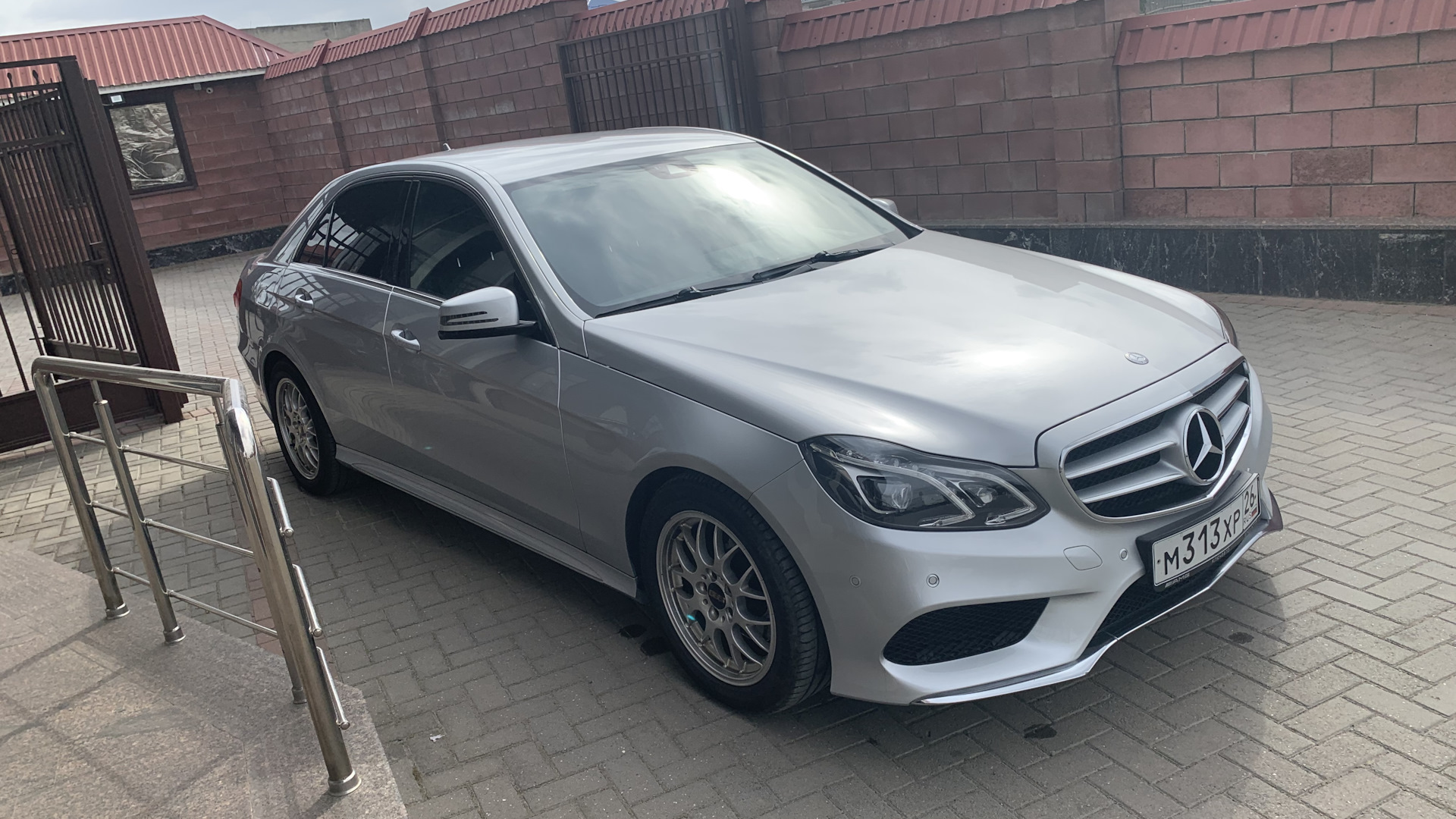 Серебряная класс. Mercedes-Benz e-class 2013 полиция. 212 Серебряная.