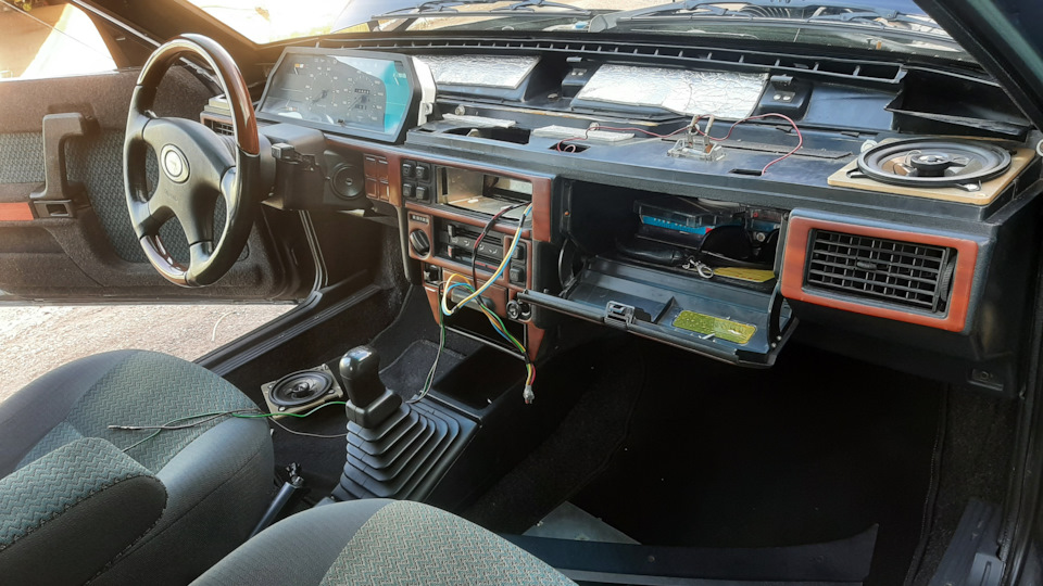 с первого раза перепутал левый и правый динамики — не верно работал баланс, так что проводку перепрокладывал 2 раза — Москвич Святогор