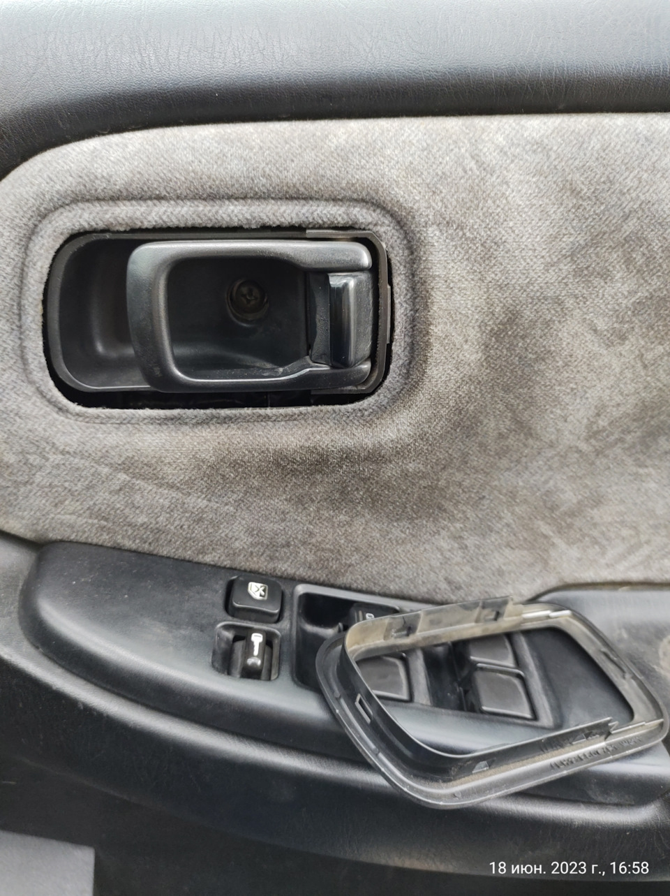 Как снять облицовку ручки, на обшивке двери. — Nissan Bluebird (U14), 1 ...