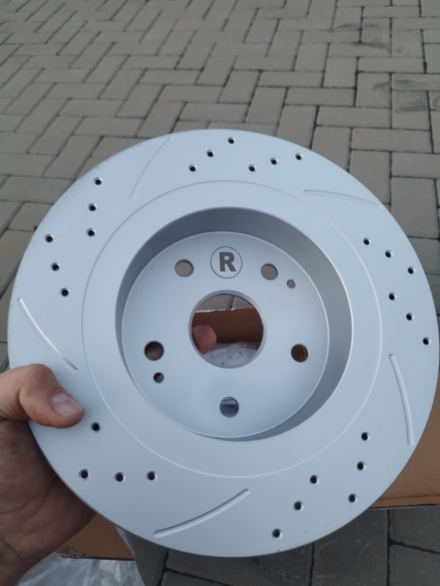 Задние тормозные диски и новые колодки вкруг — Geely Coolray (1G), 1,5 ...