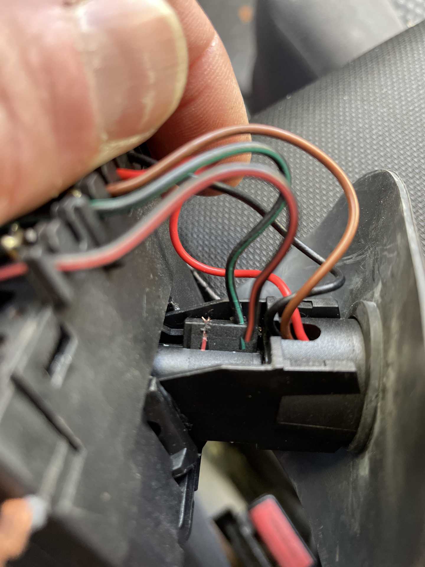 Вокруг обычным спокойным порядком шла работа глубоко внизу сигналили машины гремела арматура