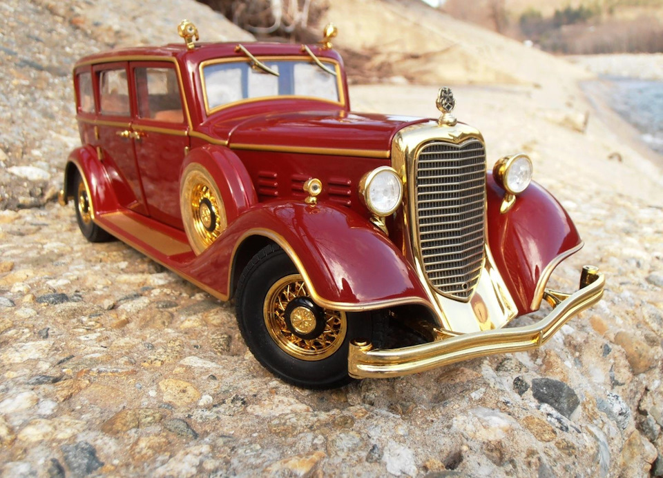 サンスター 1/18 キャデラック　DELUXE TUDOR 1/18 Cadillac Deluxe Tudor 1932 Diecast Fully-opened model
