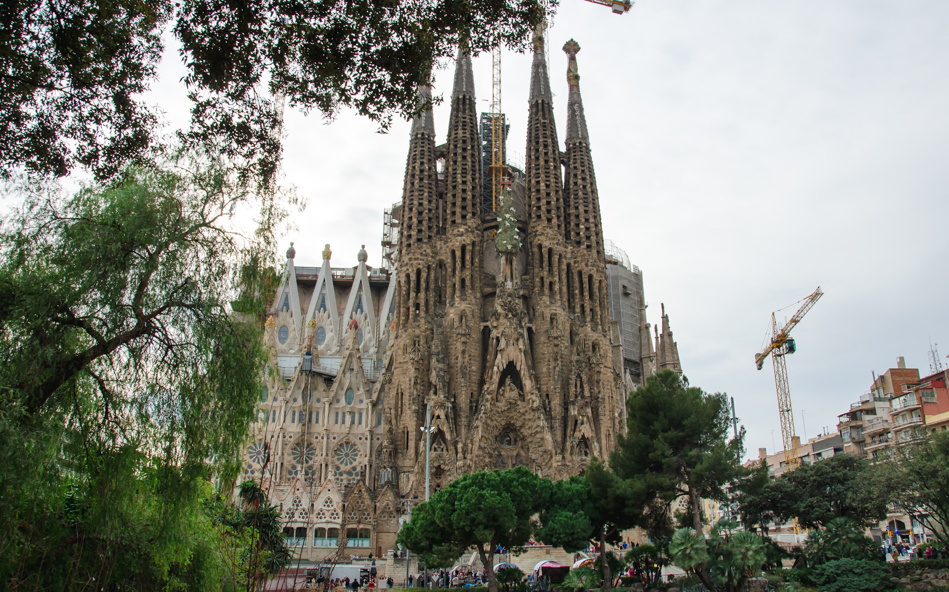 Гауди архитектура саграда фамилия. Каталония паблэ храм. Тибидабо. Каталония храм. Каталония храм.