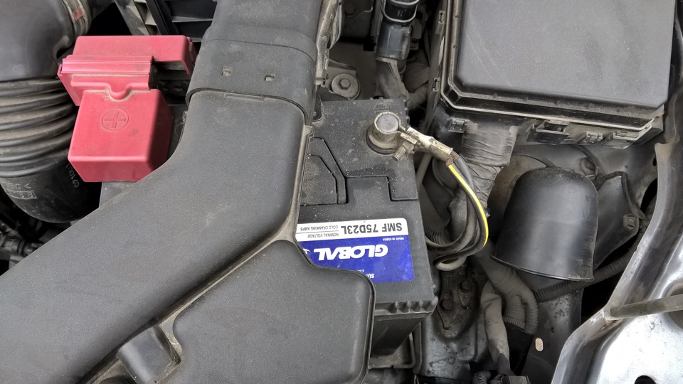 Как снять аккумулятор на mitsubishi lancer x