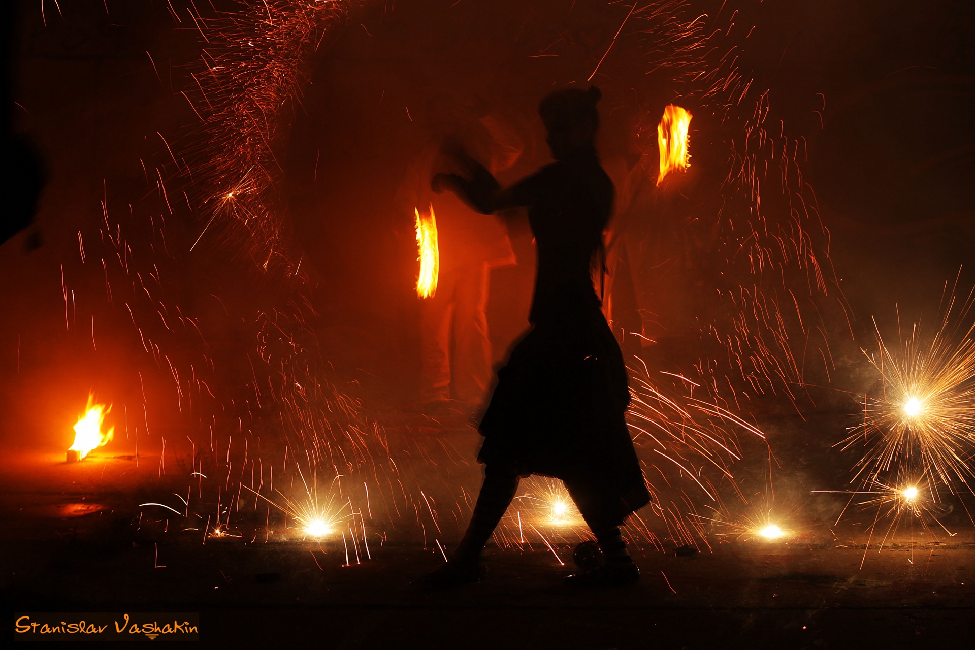 Fire show is. Фаер шоу. Файер шоу в Турции. Огненная палка.