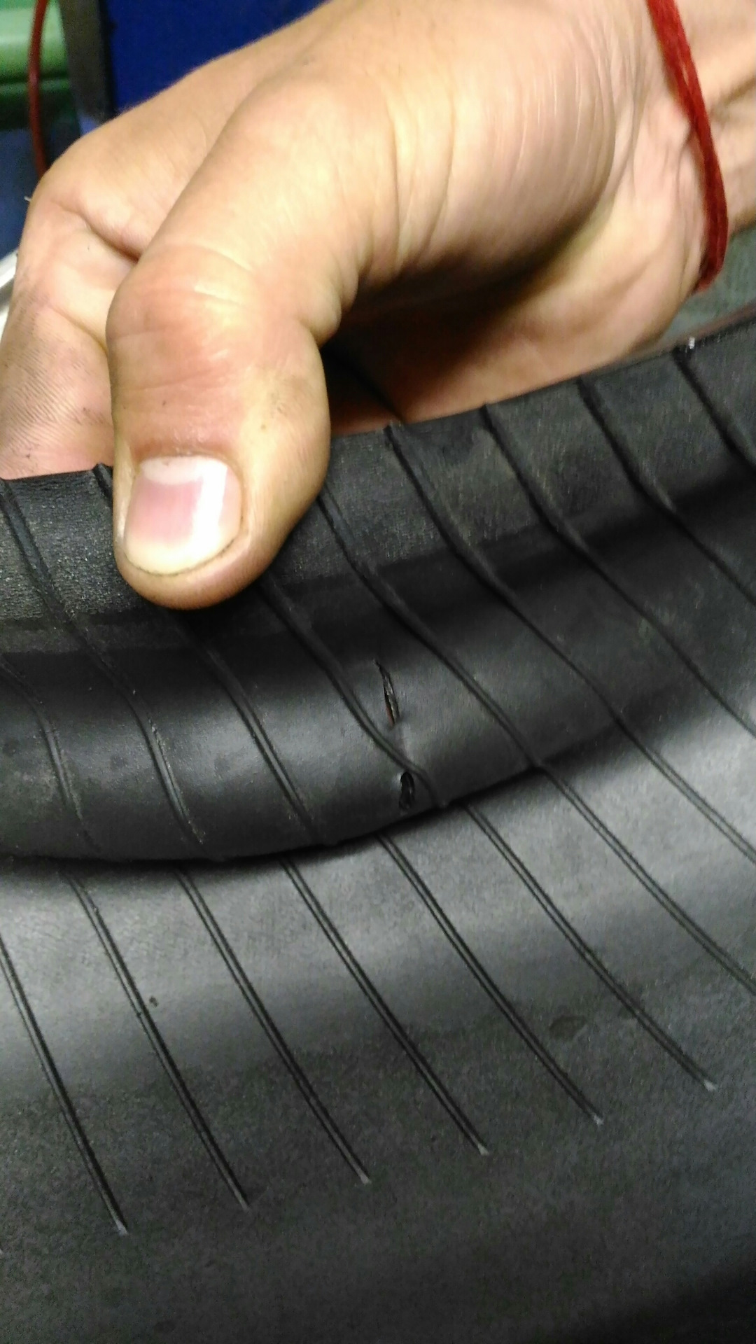 На второй день порвал новыю шину об бордюр — Nissan Almera II (N16), 1 ...