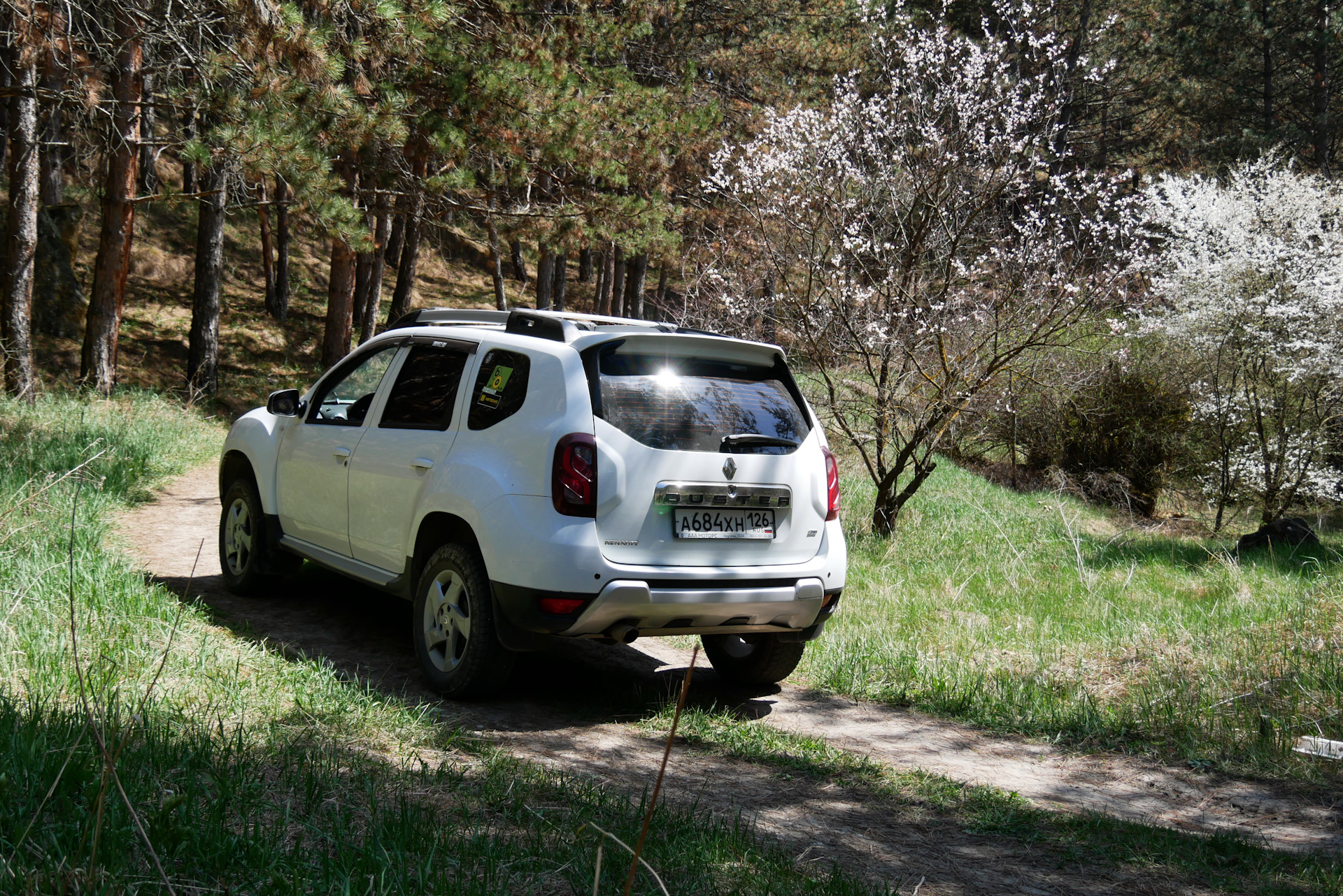 Рено дастер 1. Renault duster drive белый. Тест дастера. Рено дастер комплектация драйв. 0 at серебристый.