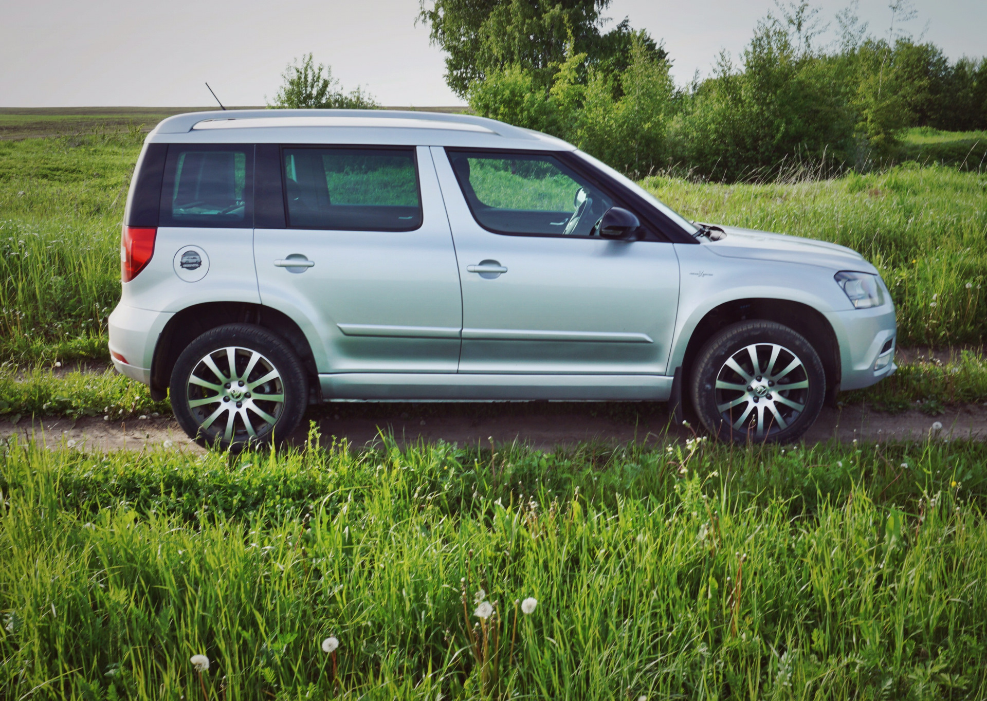 Етти 1.6. Шкода Йети. J527 Skoda Yeti. Skoda Yeti сбоку. Шкода Йети Рево.