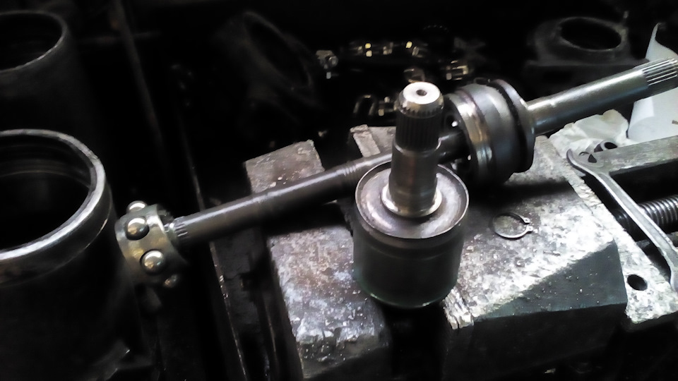 Замена пыльника гранаты Паджеро 2 — Mitsubishi Pajero (2G), 2,8 л, 1996 ...