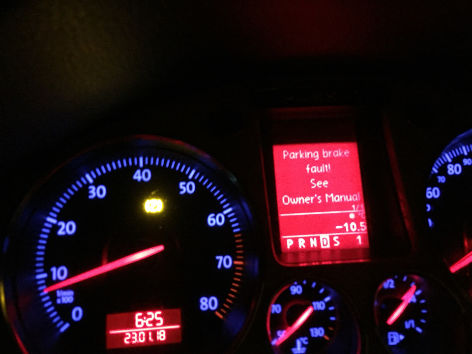 Passat b7 круиз контроль. Индикатор стояночного тормоза пассат б6. Загорелся желтый руль пассат б6. Чек vw passat b6. Пассат б6 горит желтый руль на панели приборов.