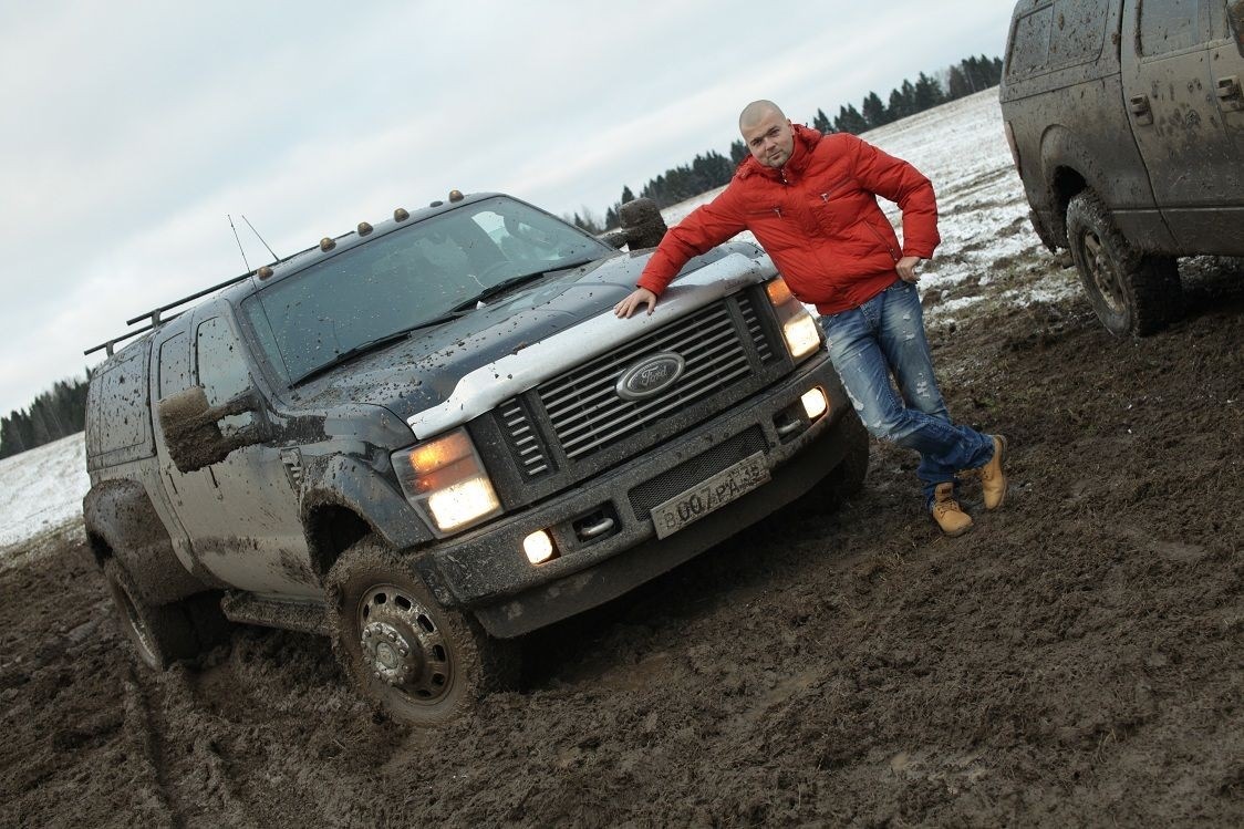 Машина смена. Машина Кирилла Сарычева Додж рам. Мужик рядом с dodge Ram. Сарычев Кирилл Додж рам. Додж рам Андрей Моторист Крекшино.