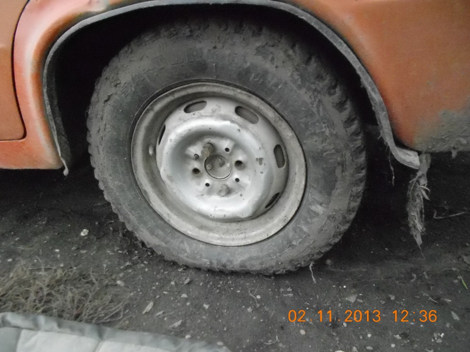 Сверху болт не держит, я его просто так воткнул — Lada 21011. Запчасти на фото: 11201312