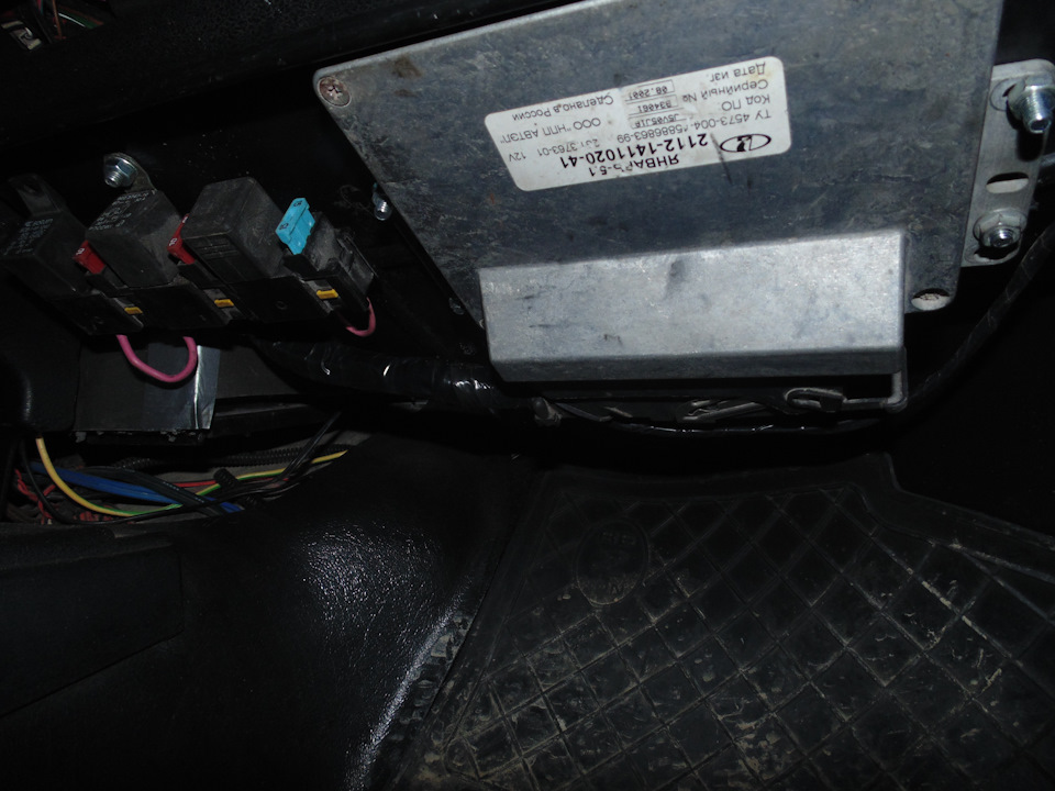 Длины жгута 21103 как раз хватило чтобы расположить блок предов и контроллер под полкой. — Lada 4x4 3D. Запчасти на фото: 2112141102041