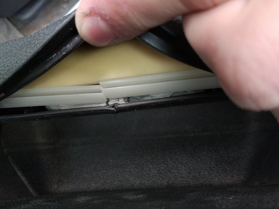 Забиваем комок клея под пластмасинки на дно ручки — Chevrolet Tahoe (GMT900)