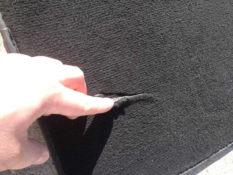 химчистка шелковых ковров. химчистка ковра до и после. закручиваются края клеёнки на столе. шить ковры. фиксирующая рейка для ковровой дорожки.