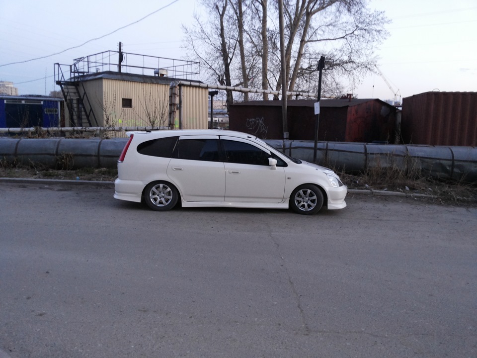 Белый стрим. Honda Stream 2001 белый. Honda Stream 2001 на черных дисках. Хонда стрим 2001 белый. Хонда стрим белый на белом литье.