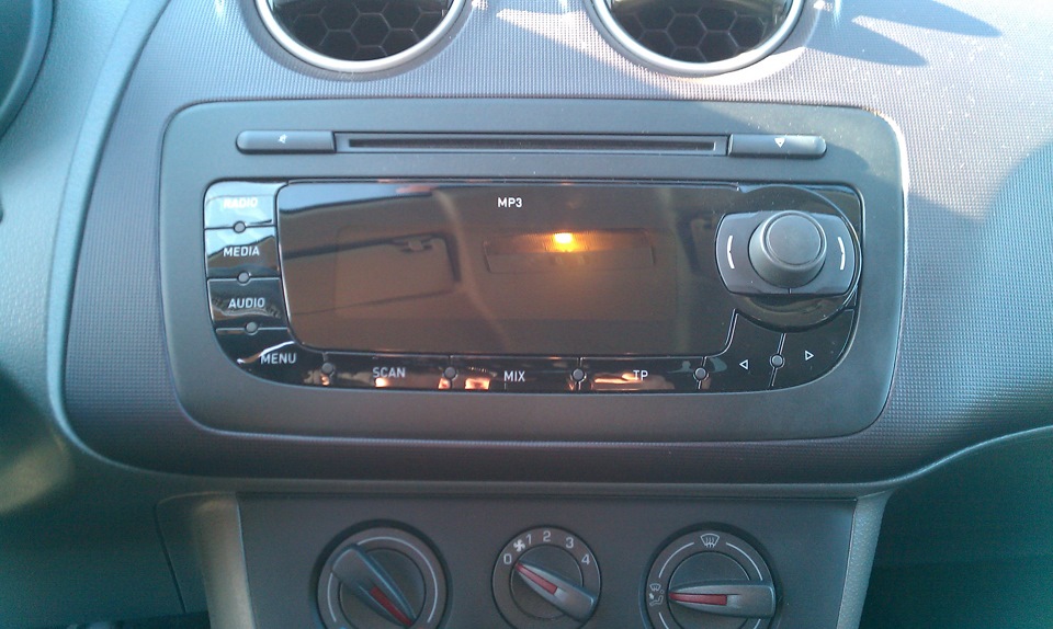 Новый мафон))) — SEAT Ibiza (6J), 1,4 л, 2012 года | аксессуары | DRIVE2