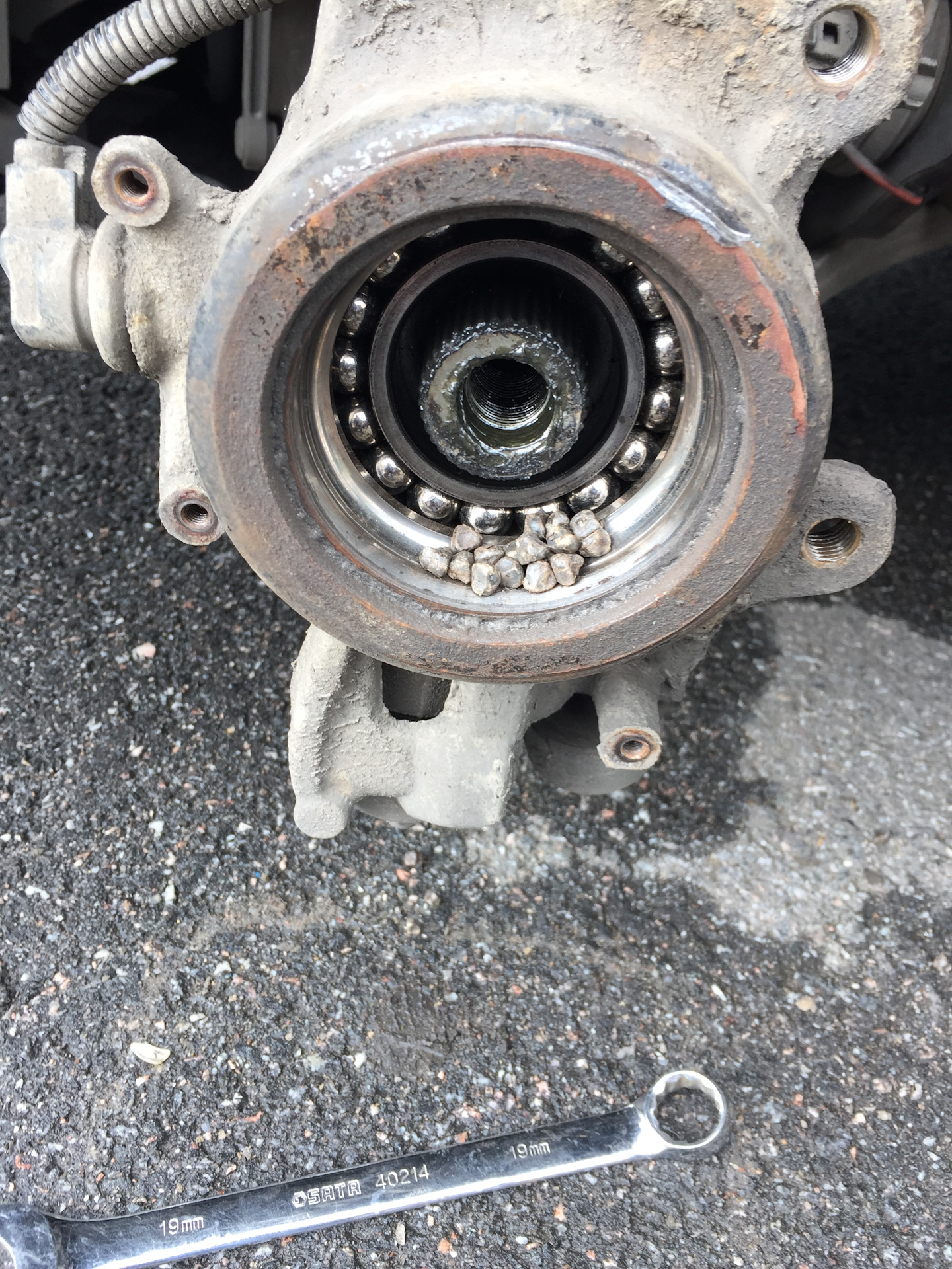 Ланос развалился задний подшипник ступицы. Разлетевшийся ступичный подшипник задний шкода кодиак. Ступичный подшипник ниссан куб передней. Развалился ступичный подшипник ситроен джампер. 605421 подшипник ступицы.