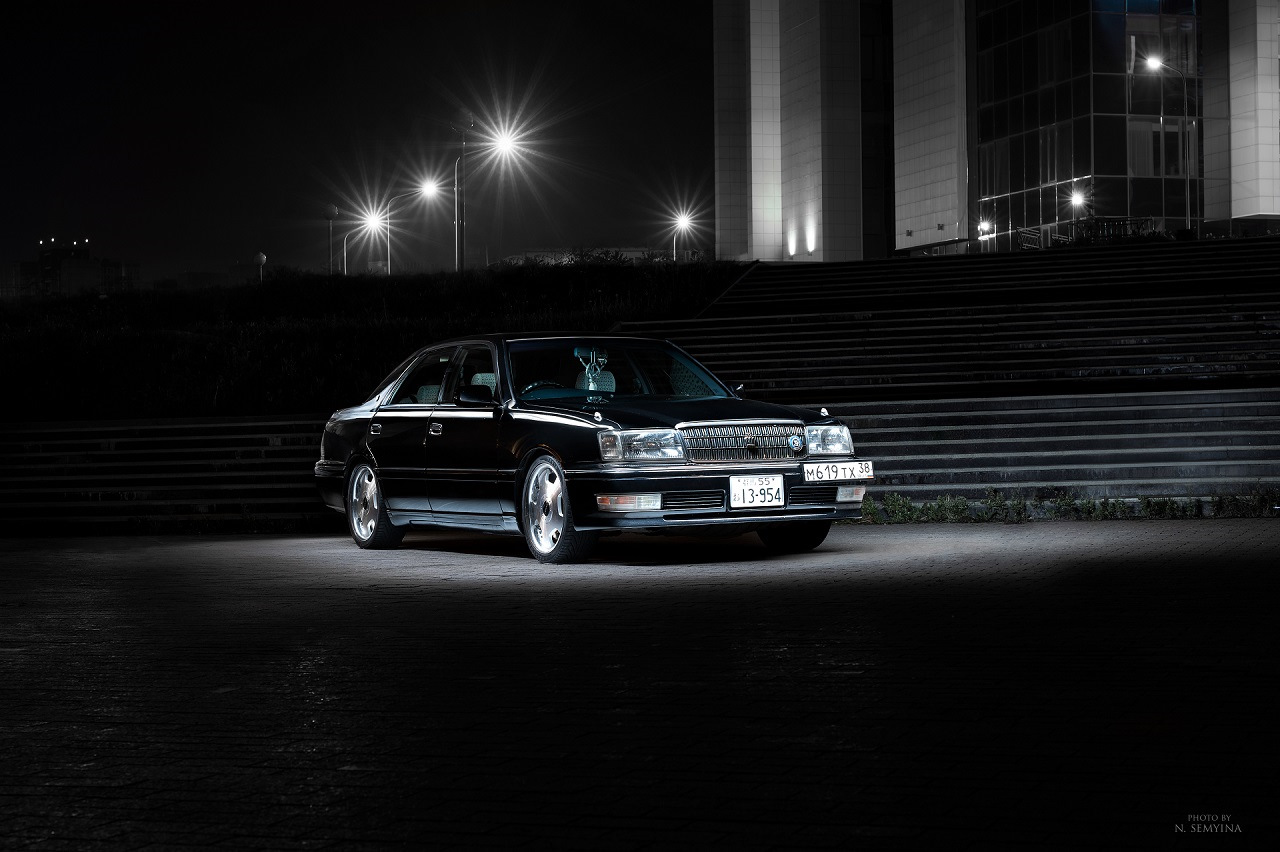 Toyota Crown черный
