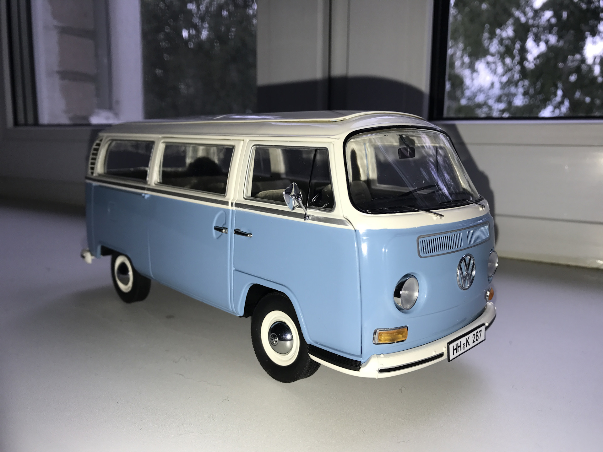 Бус 1. VW t1 1/43 Schuco x-mas. Бус фольксваген3040ак6. Фольксваген бус старый. Merc бус старый.