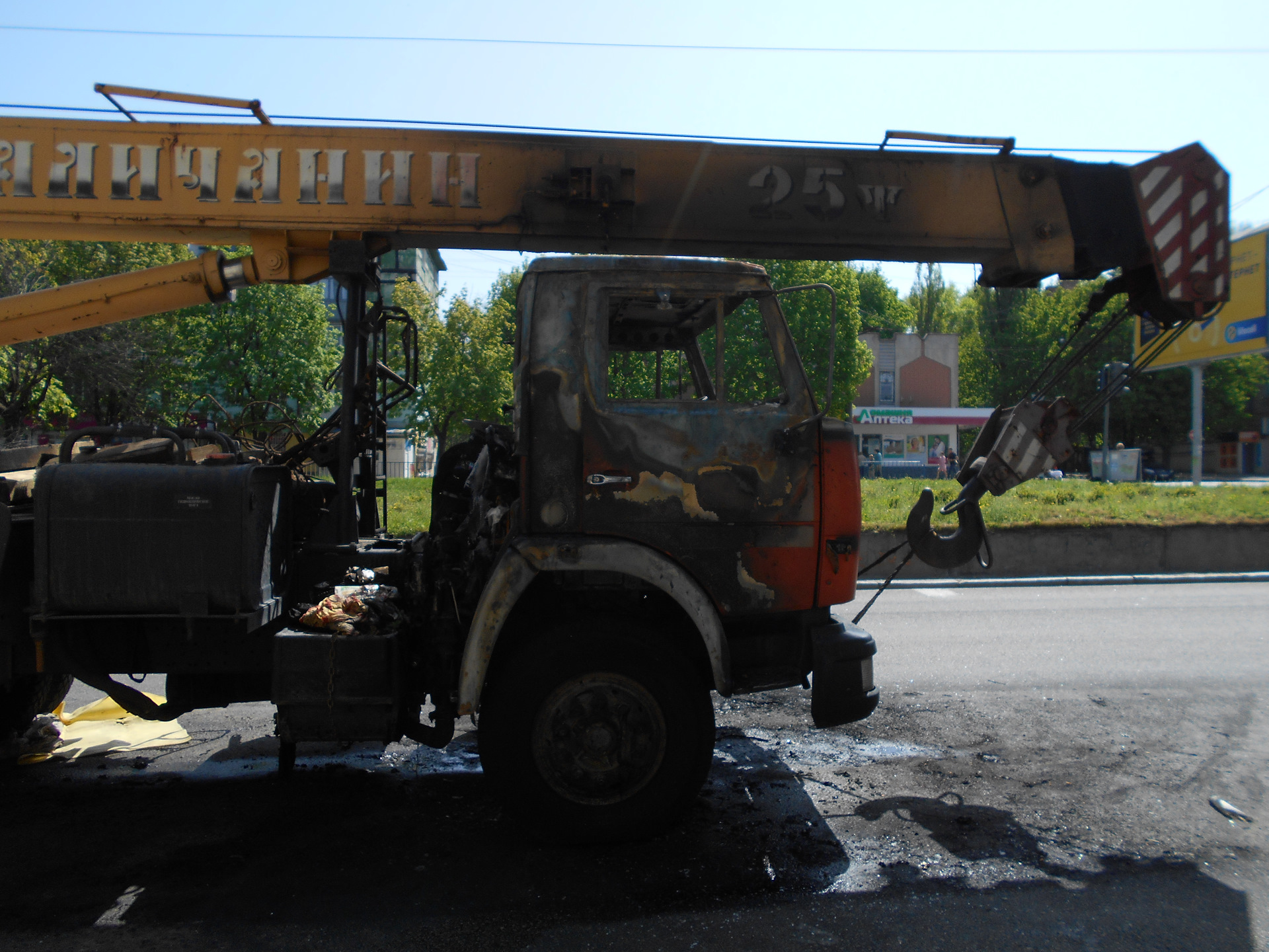 Горит кран. Горит автокран. Горит автокран. Горящий кран. Горит автокран.