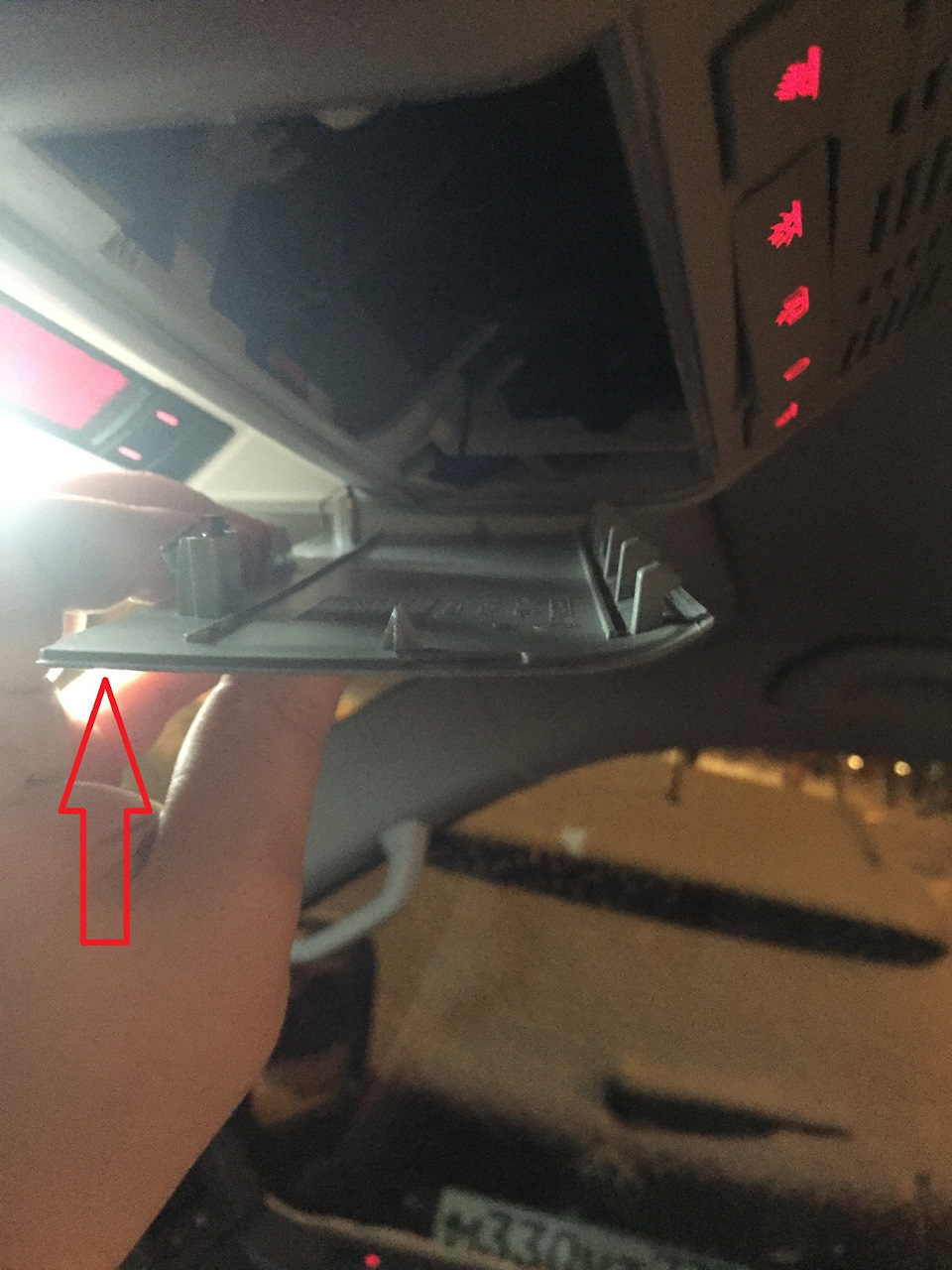 Место крепления защелки. 1. <img src= — Volkswagen Multivan (T5)