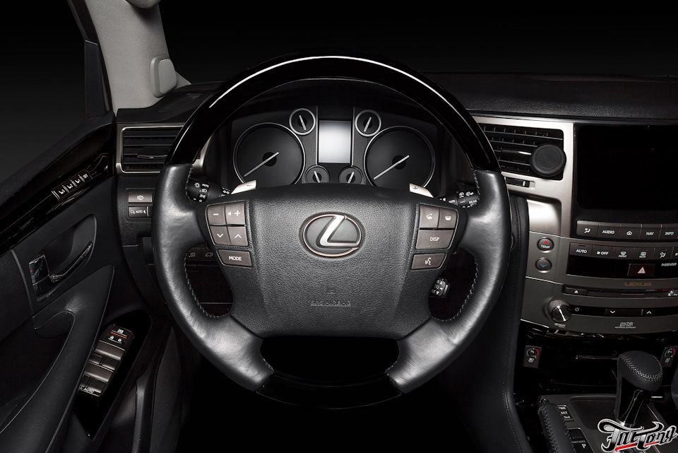 Lexus LX570. Окрас салонного пластика в черный глянец (рояльный лак ...