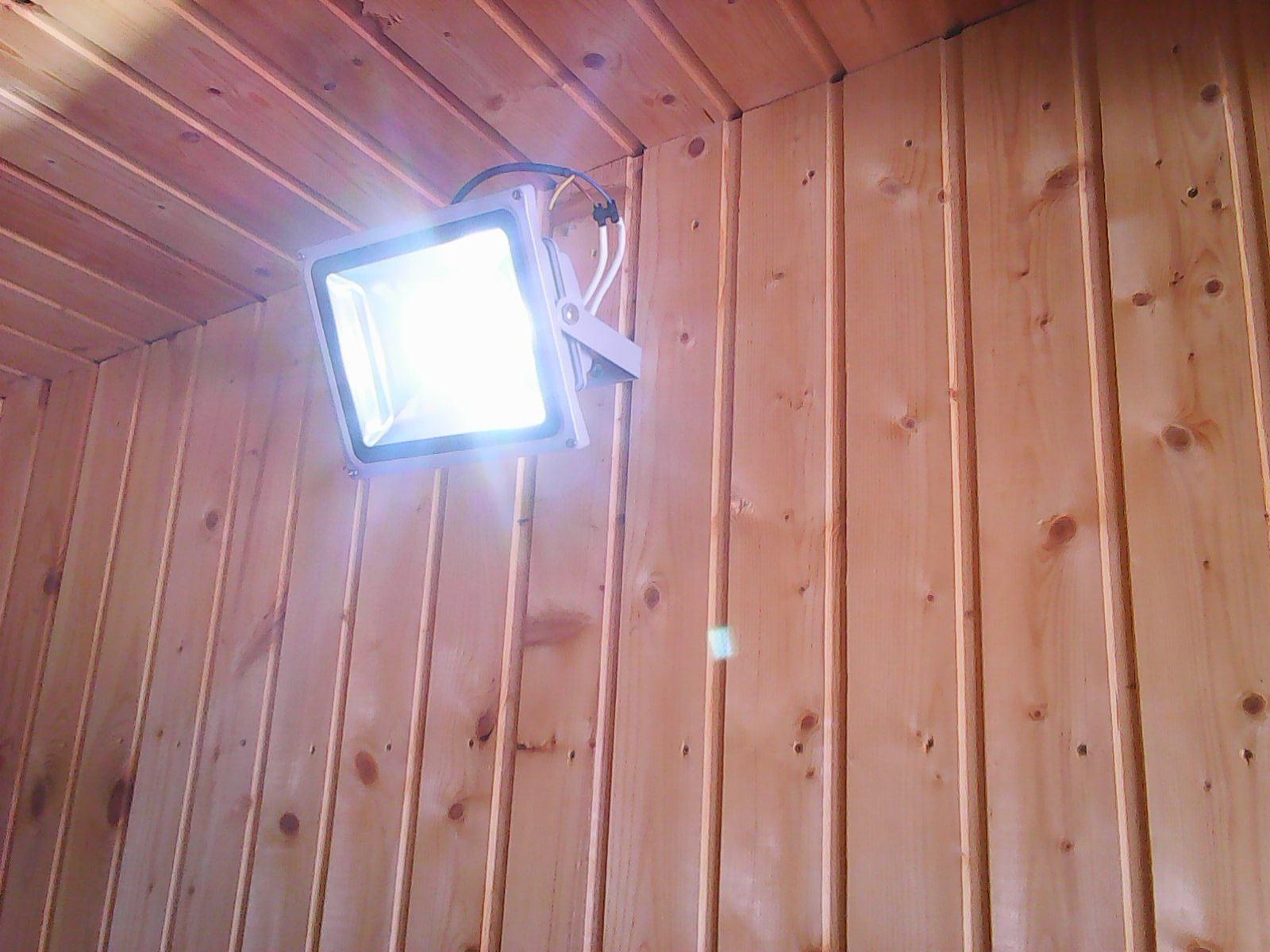 Прожектор в гараж. Прожектор светодиодный в гараж. Освещение гаража прожекторами. Освещение гаража светодиодными прожекторами. Прожектор на деревянном доме.