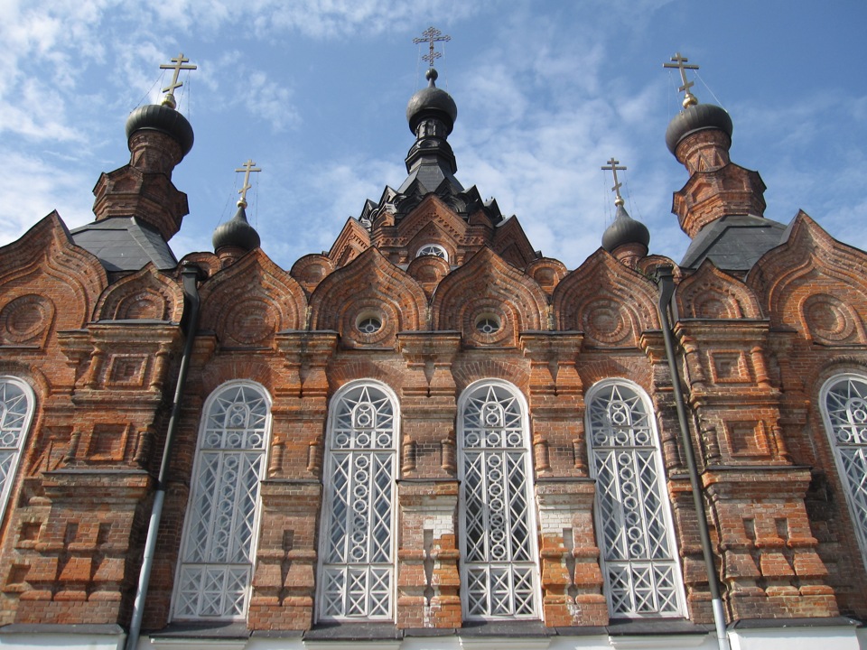 Храм с черными куполами в Москве