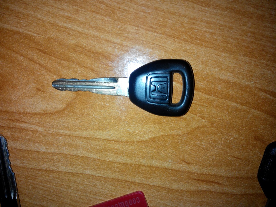 Открыть хонду без ключа. Ключ Хонда 1995. Ключ Хонда 1998. Ключ Honda Civic 1998. Сервисный ключ Honda Civic 1998.