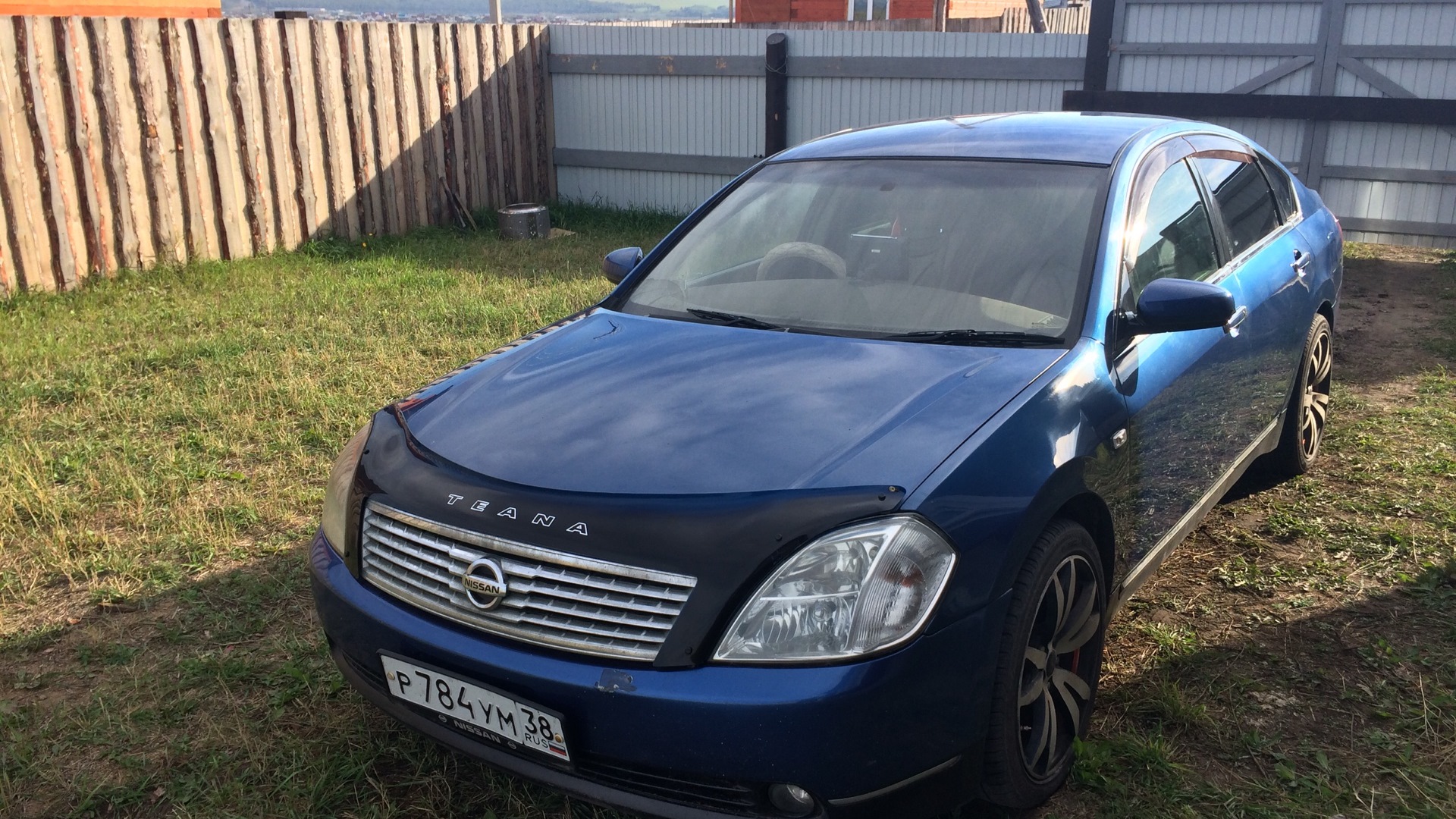 J31 2.3. Мухобойка Nissan Teana j31. Теана j31 синяя с термопленкой лоб. Ниссан Теана 2005 год дефлектор капота j31. Мухобойка на капот Ниссан Теана j31 Иркутск.