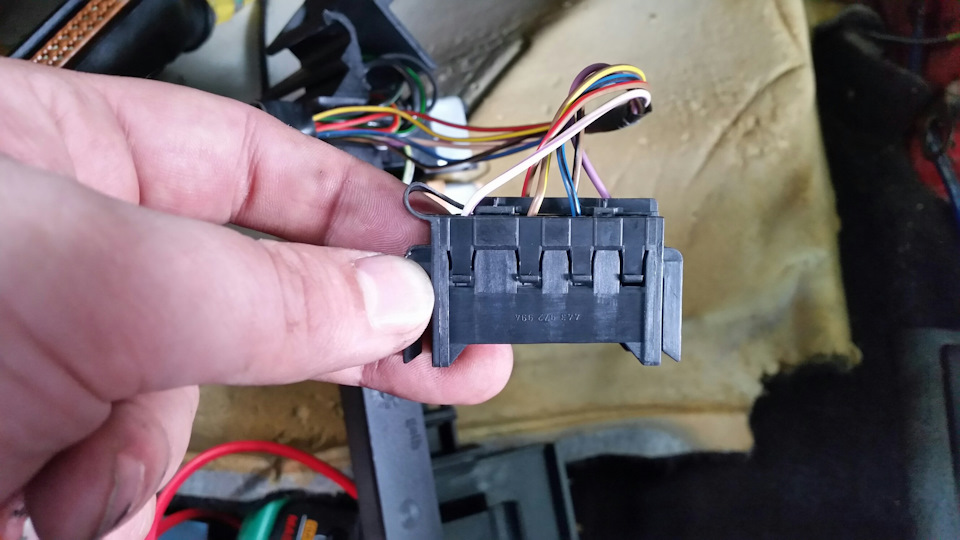 Вот на этой колодку звонится провод с 32 ноги эбу — Audi 100 (C4)