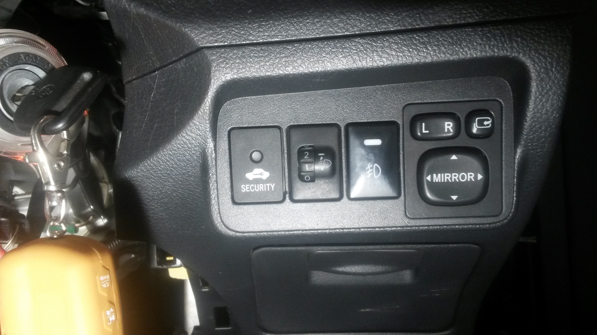 Подсветка кнопок тойота. Кнопка Security Королла 2008. Заглушка кнопки Тойота Королла 150.