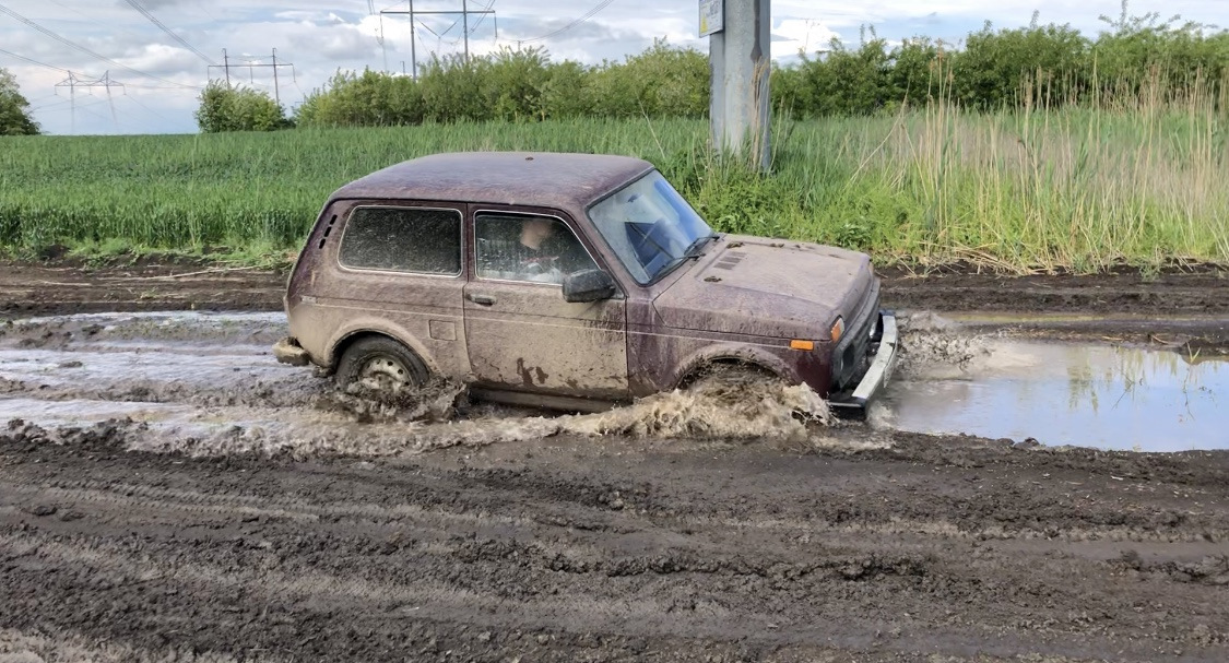 Нива Шевроле застряла в грязи