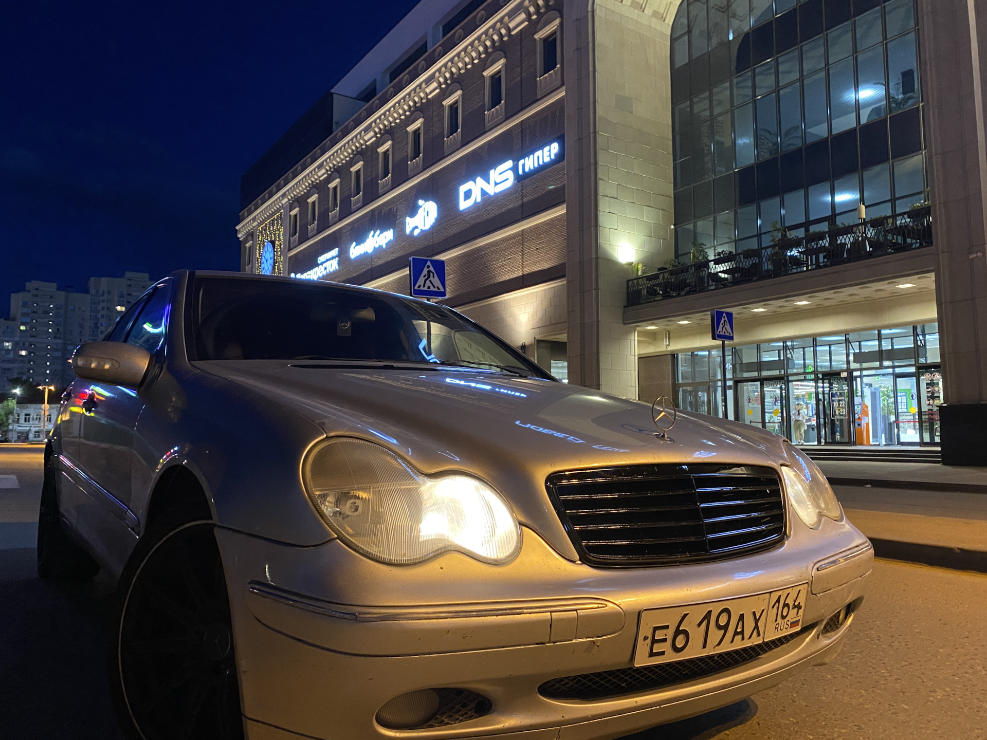 Mercedes 00. Мерседес седан премиум класса. Mercedes benz s205. Нулевые понтоны мерседес. 24.