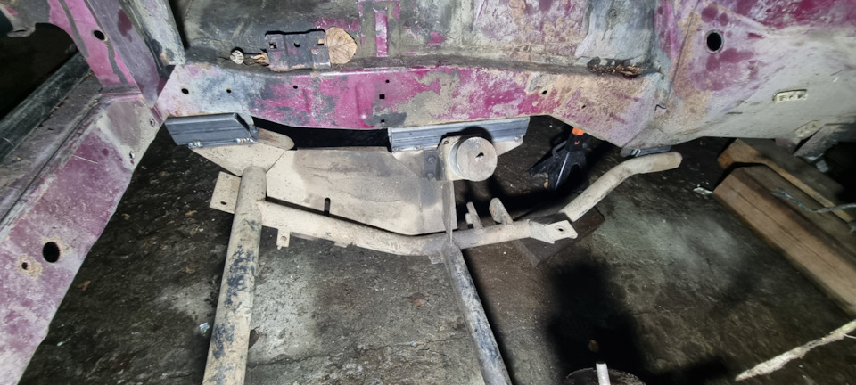 Подрамник на месте. Пока на прихватках. — ИЖ 2717