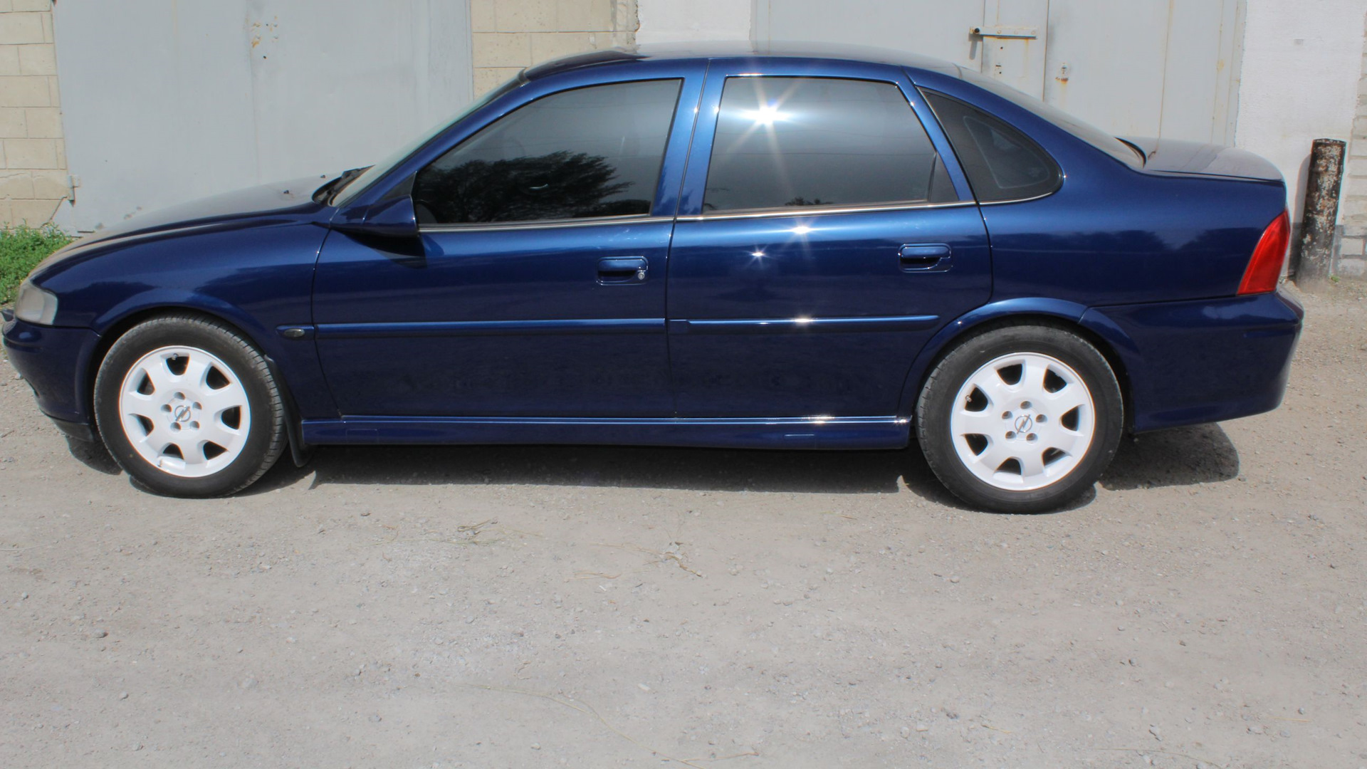 Opel vectra синяя 2000. Опель вектра голубой. Опель вектра 1996 года. Опель вектра синяя. Опель вектра синяя.