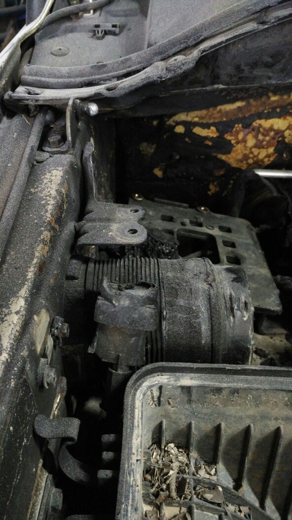 вот где эта хрень находится — KIA Sorento (1G)