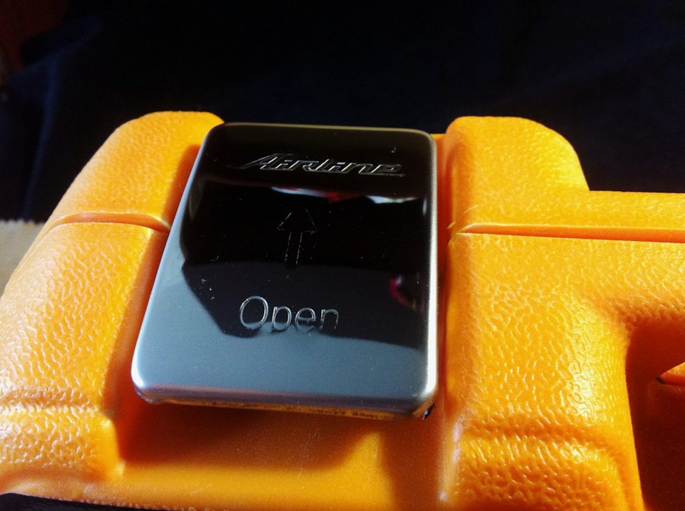 Замки простые, но проверенные . Были заклеены защитной пленкой . Я не сдержался и сразу ее отклеил . Это металл. — Lada 21124