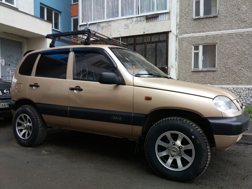 Ваз до 200000 рублей. Chevrolet Niva, 2005 на дисках. Диски на ниву Шевроле 15. Диски r14 на Ниве Шевроле. Диск Шевроле Нива r15 на конвейере.