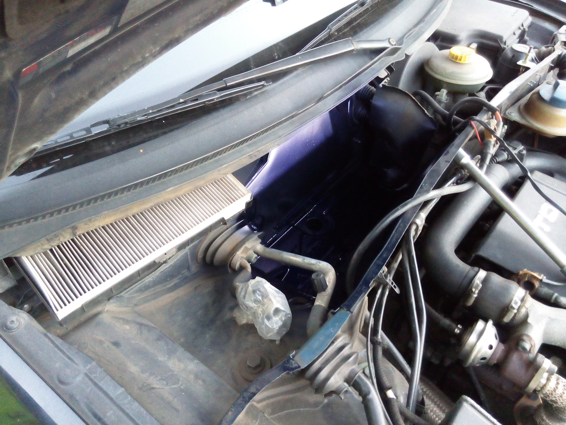 Замена салонного фильтра и чистка ливневки под АКБ — Audi A6 (C5), 1,9 ...