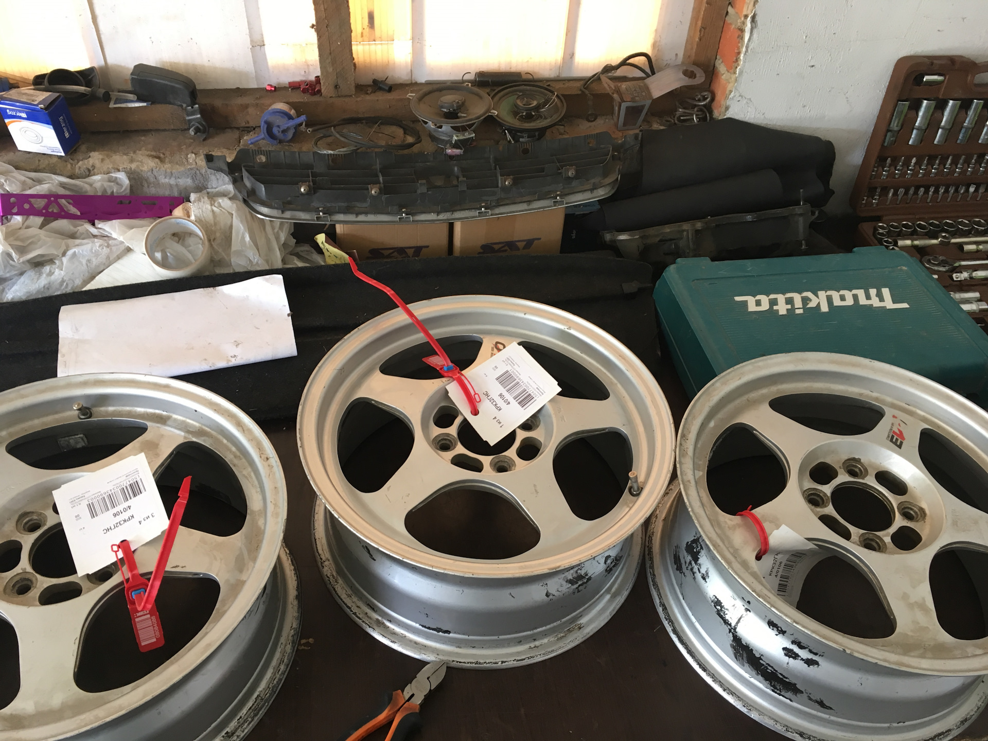 Использованные диски. Идеи из автомобильных дисков. Колеса с дисками на даче. Декор старыми дисками. Поделки из автомобильных дисков.