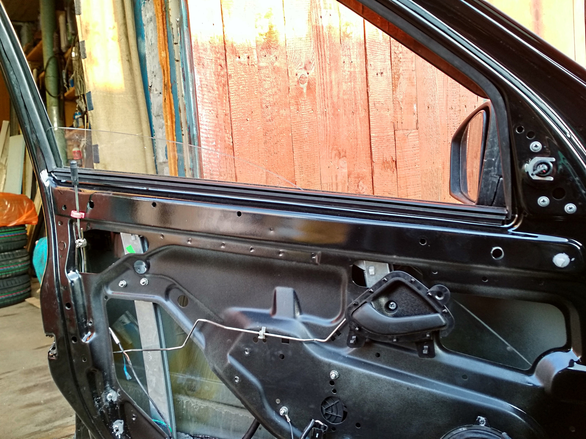 Стекло двери водителя. ВАЗ 2114 передние двойные стекла. Замена стекла передней двери. Двойные стёкла на гранту.