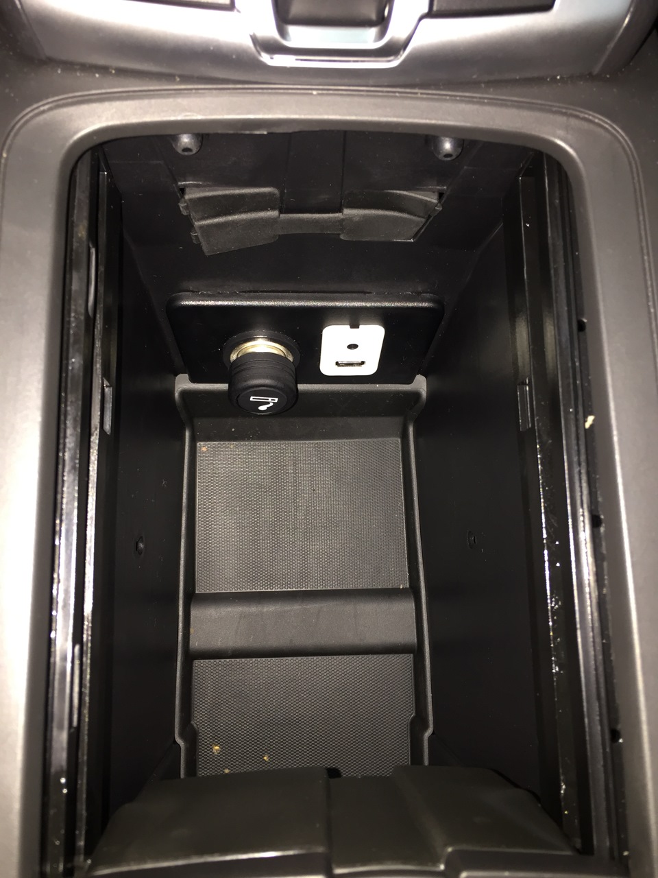 USB, AUX и прикуриватель в подлокотнике — Chevrolet