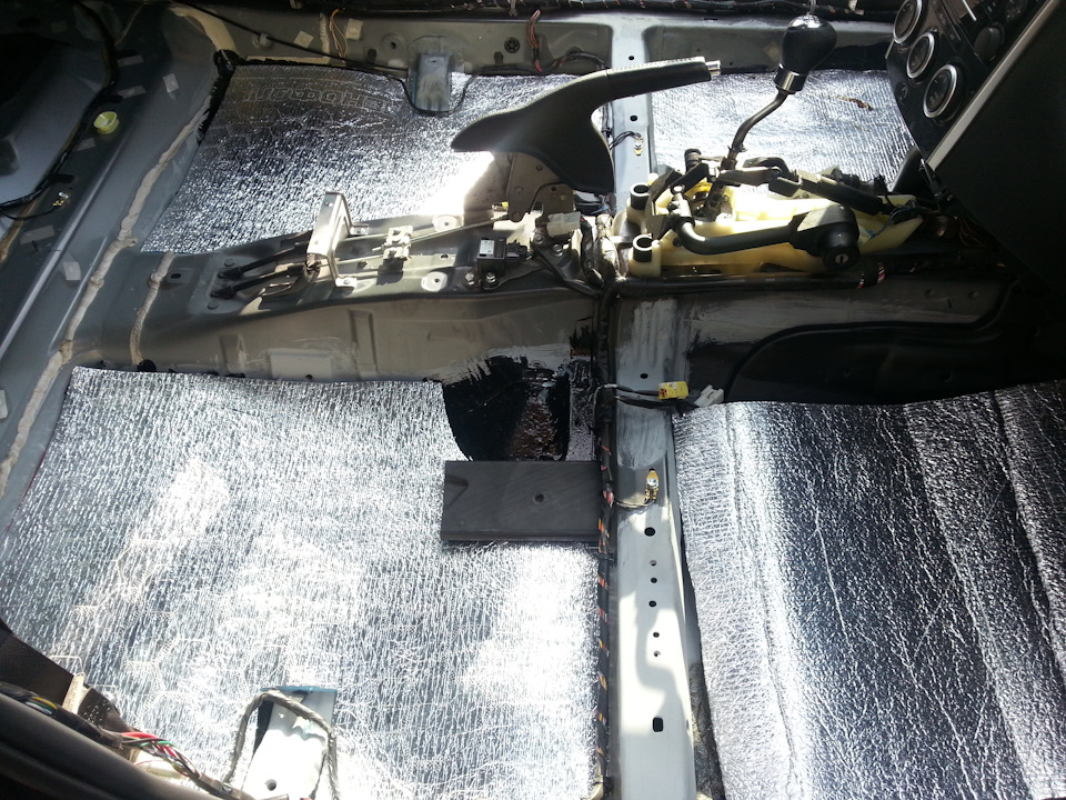 Шумоизоляция багажника мазда 6 gh. Мазда 6 gg сварка днища. Днище кузова мазда 6 gg. Пол мазда 6. Днище мазда 6 gg.