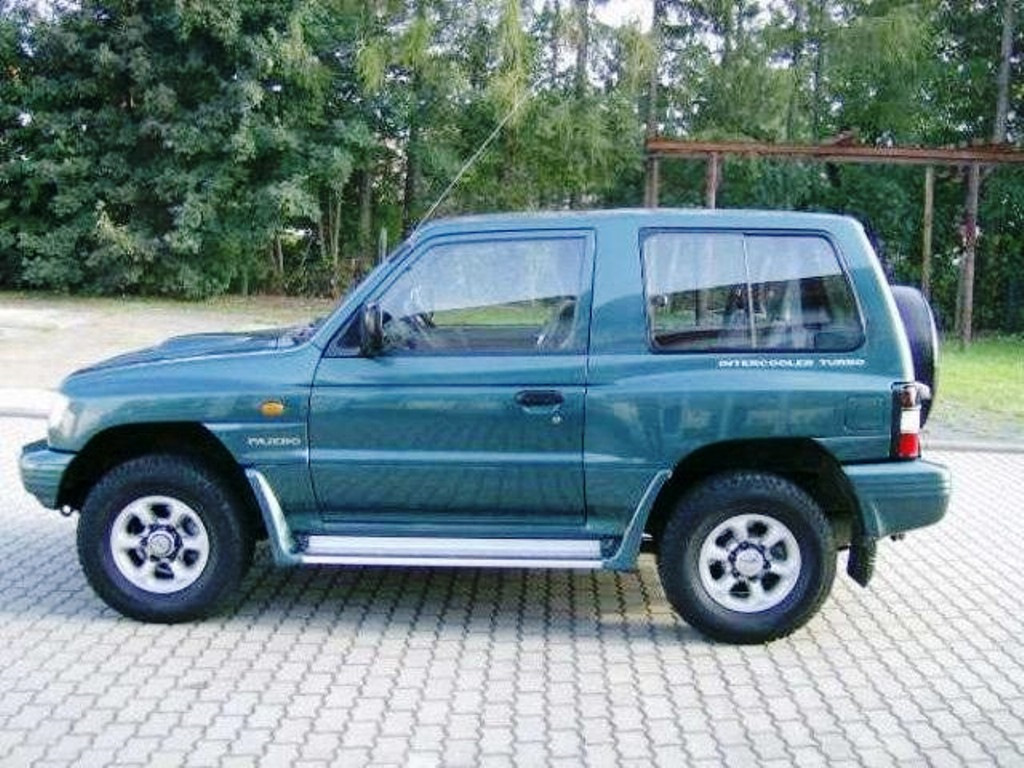 Мицубиси 3 двери. Митсубиси Паджеро Классик. Mitsubishi Pajero Classic 2003. Мицубиси Паджеро 1996 трёхдверный. Мицубиси Паджеро 1998 3 дверка.
