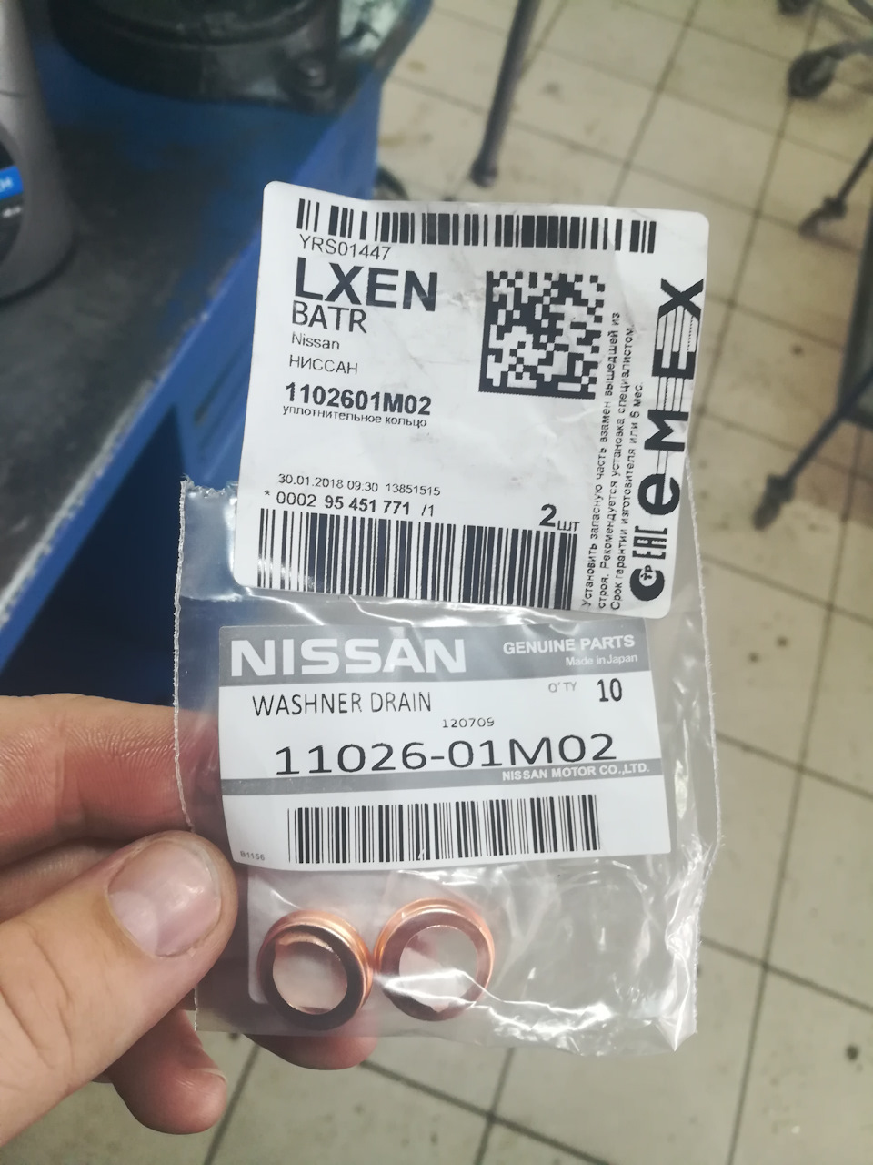 Замена масла и фильтров — Nissan Note (2G), 1,2 л, 2012 года ...